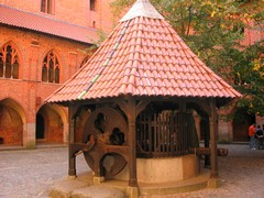 Malbork - studnia na dziedzi�cu Zamku Wysokiego